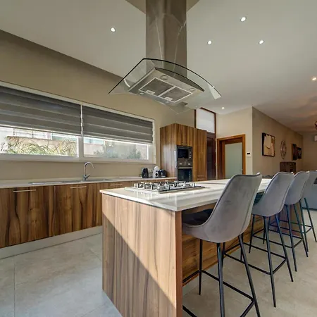 A 3br Designer With Private Pool & Terrace By 360 Estates