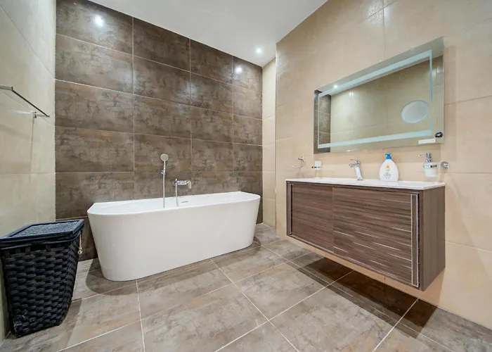 A 3br Designer With Private Pool & Terrace By 360 Estates *