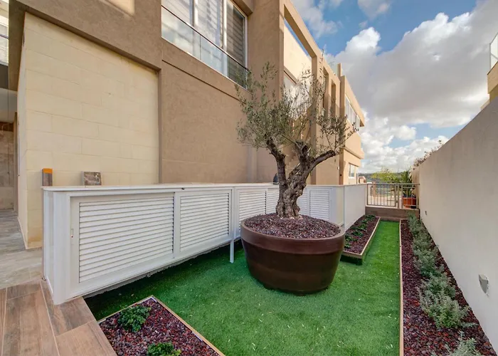 A 3br Designer With Private Pool & Terrace By 360 Estates *