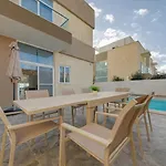 A 3br Designer With Private Pool & Terrace By 360 Estates *